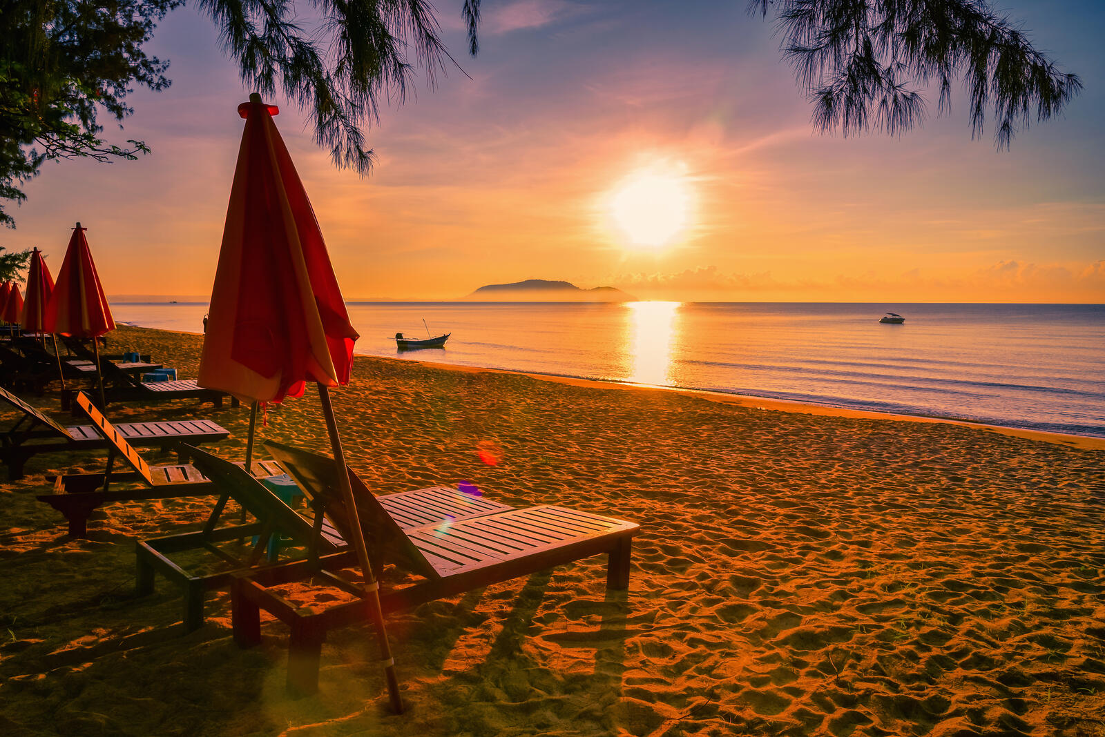 桌面上的壁纸沙滩床 红伞 热带海滩