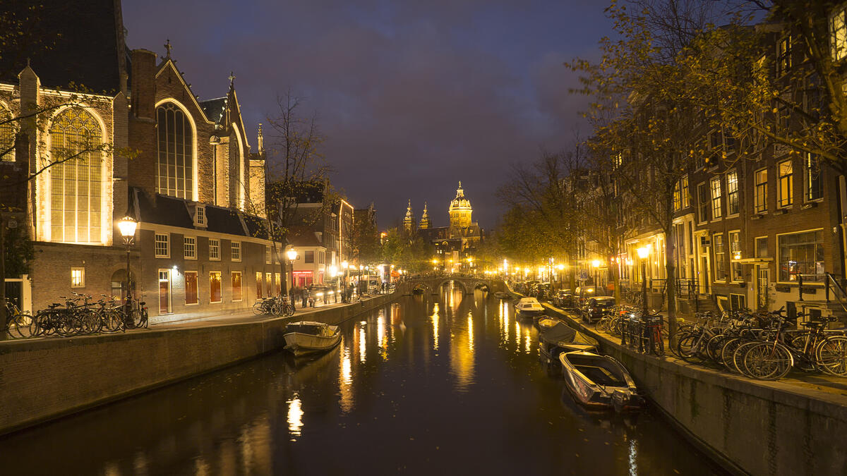 Река в Амстердаме