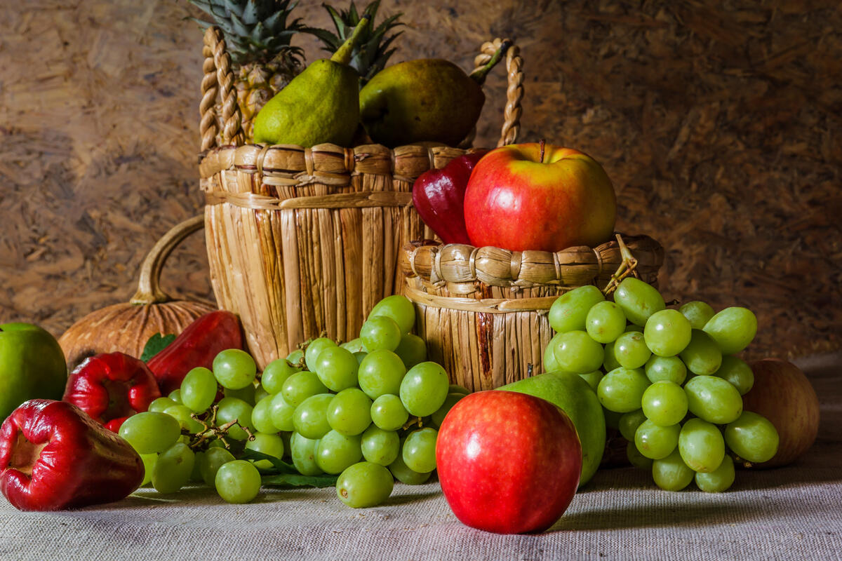 Виноград и фрукты в корзинках