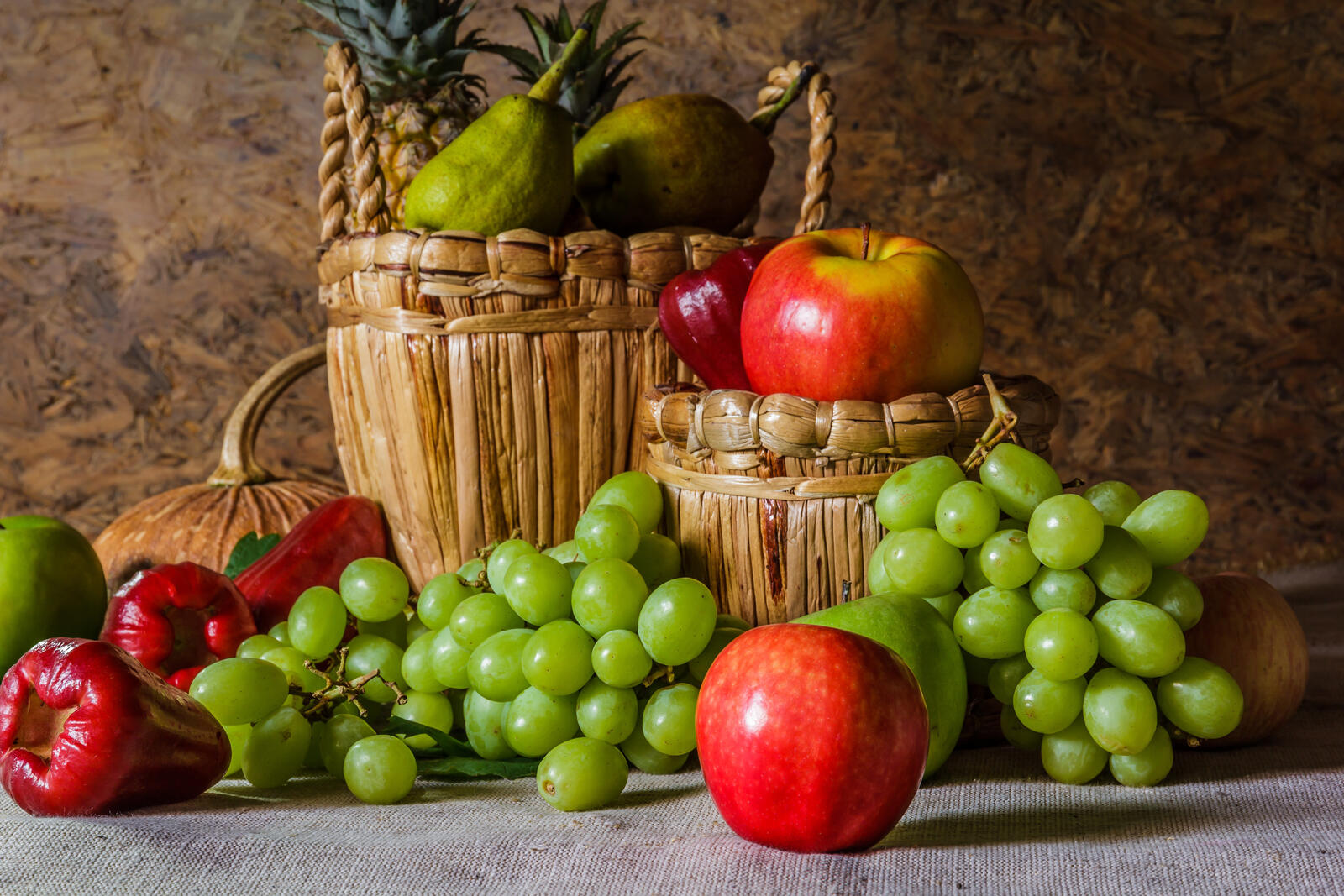 Бесплатное фото Виноград и фрукты в корзинках