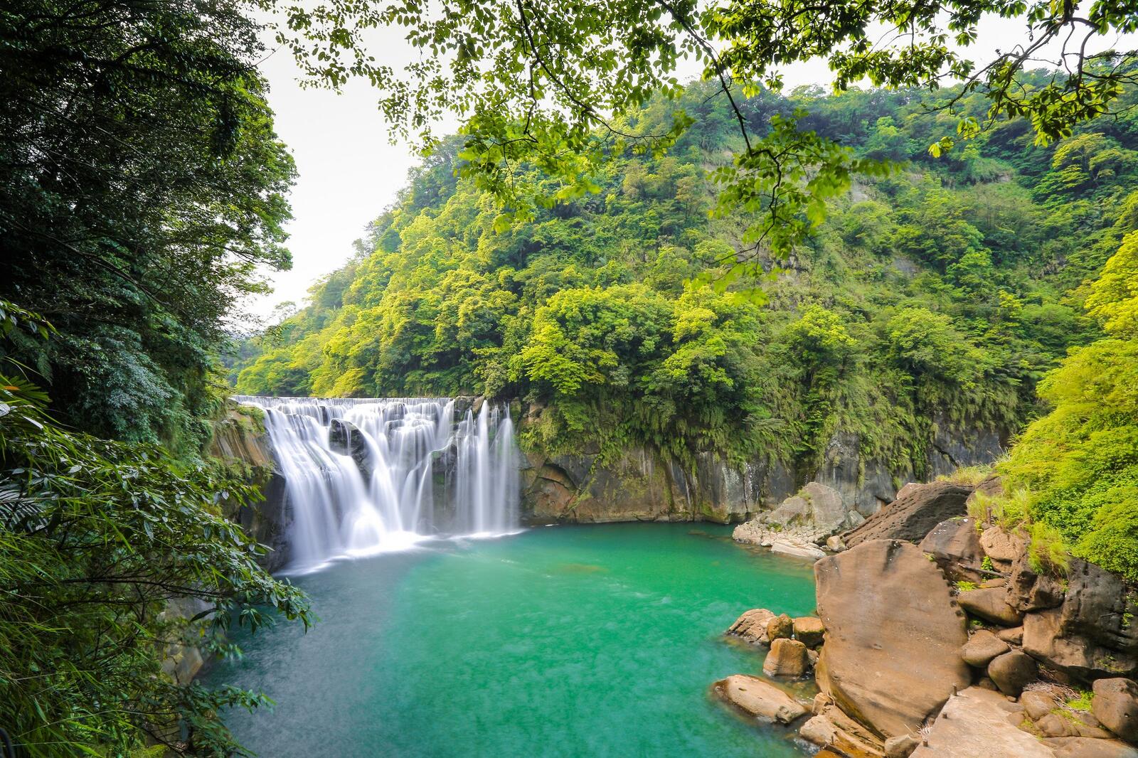 Обои Shihfen Waterfall near New Taipei City Taiwan водопад на рабочий стол