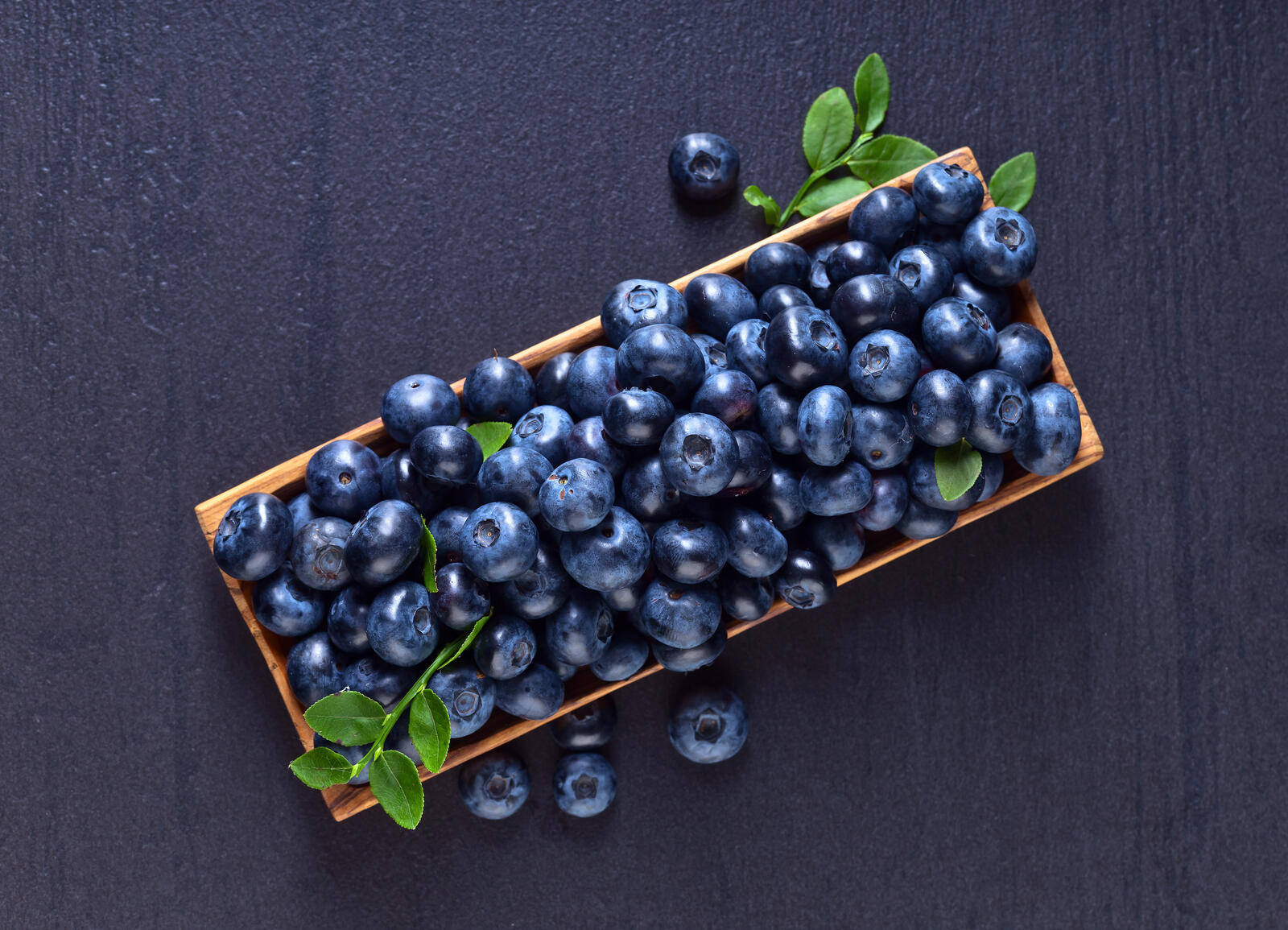 免费照片蓝莓刻在一个长方形上