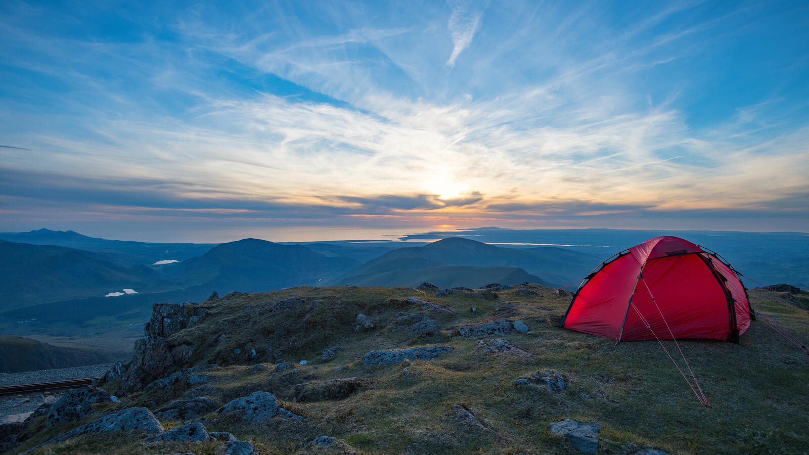 免费照片徒步旅行的帐篷大红在山上