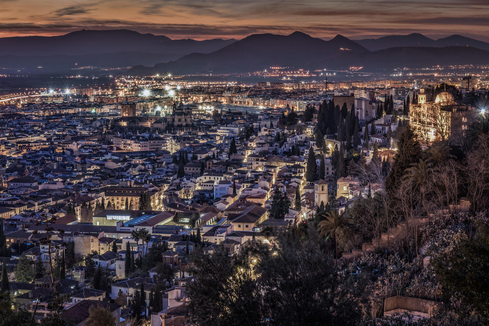 桌面上的壁纸格拉纳达城市景观在夜间 手雷 西班牙