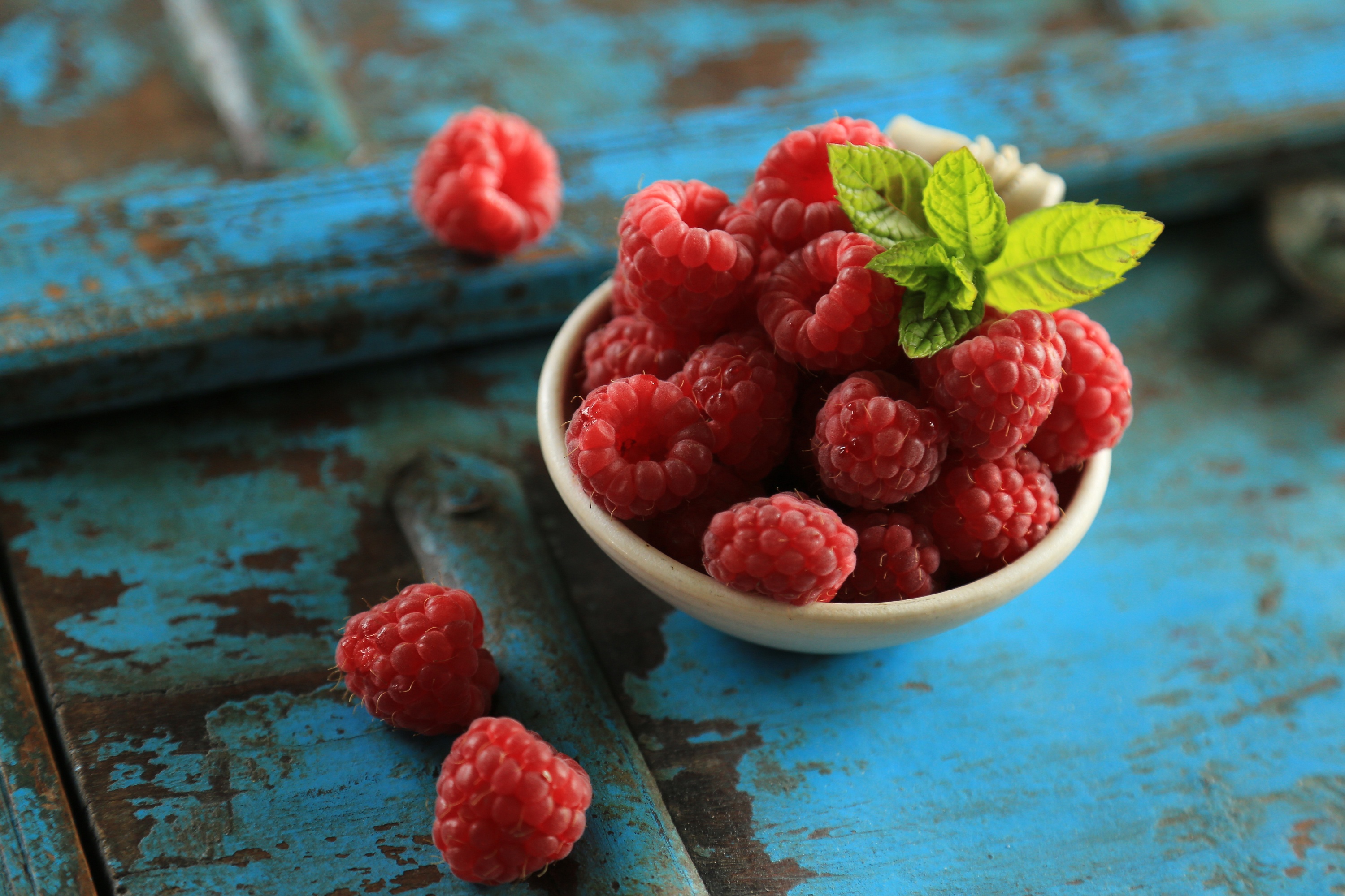 Free photo Beautiful pictures of raspberries, plate