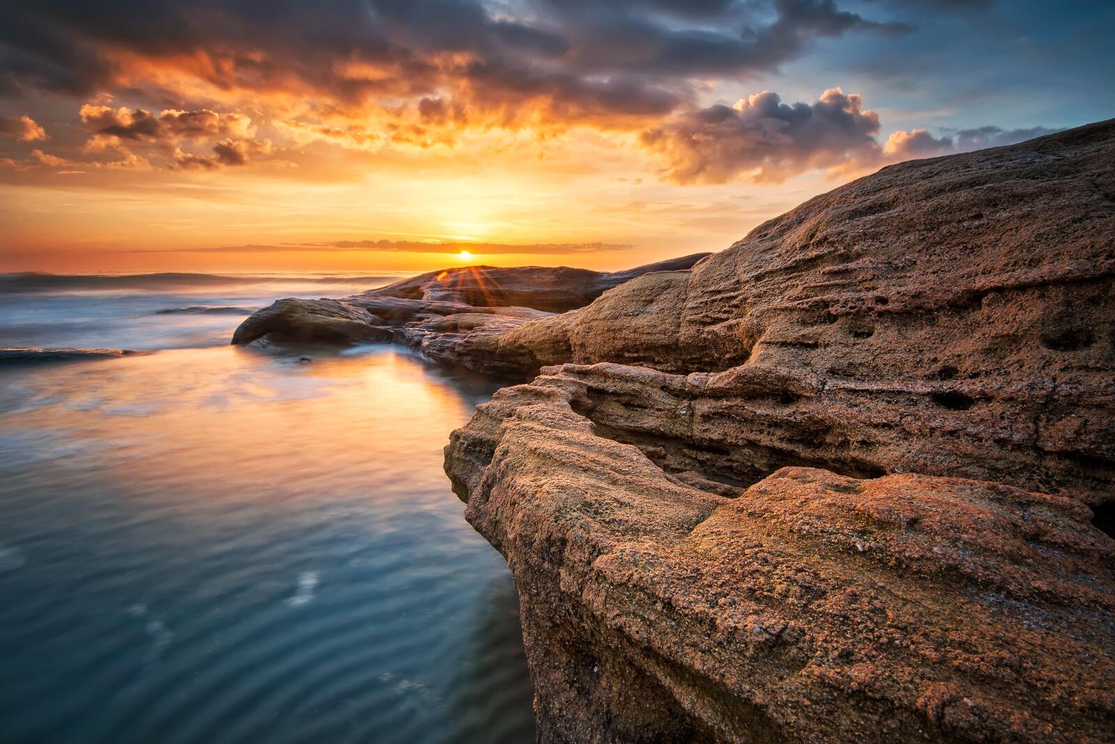 Бесплатное фото Скалистый берег моря