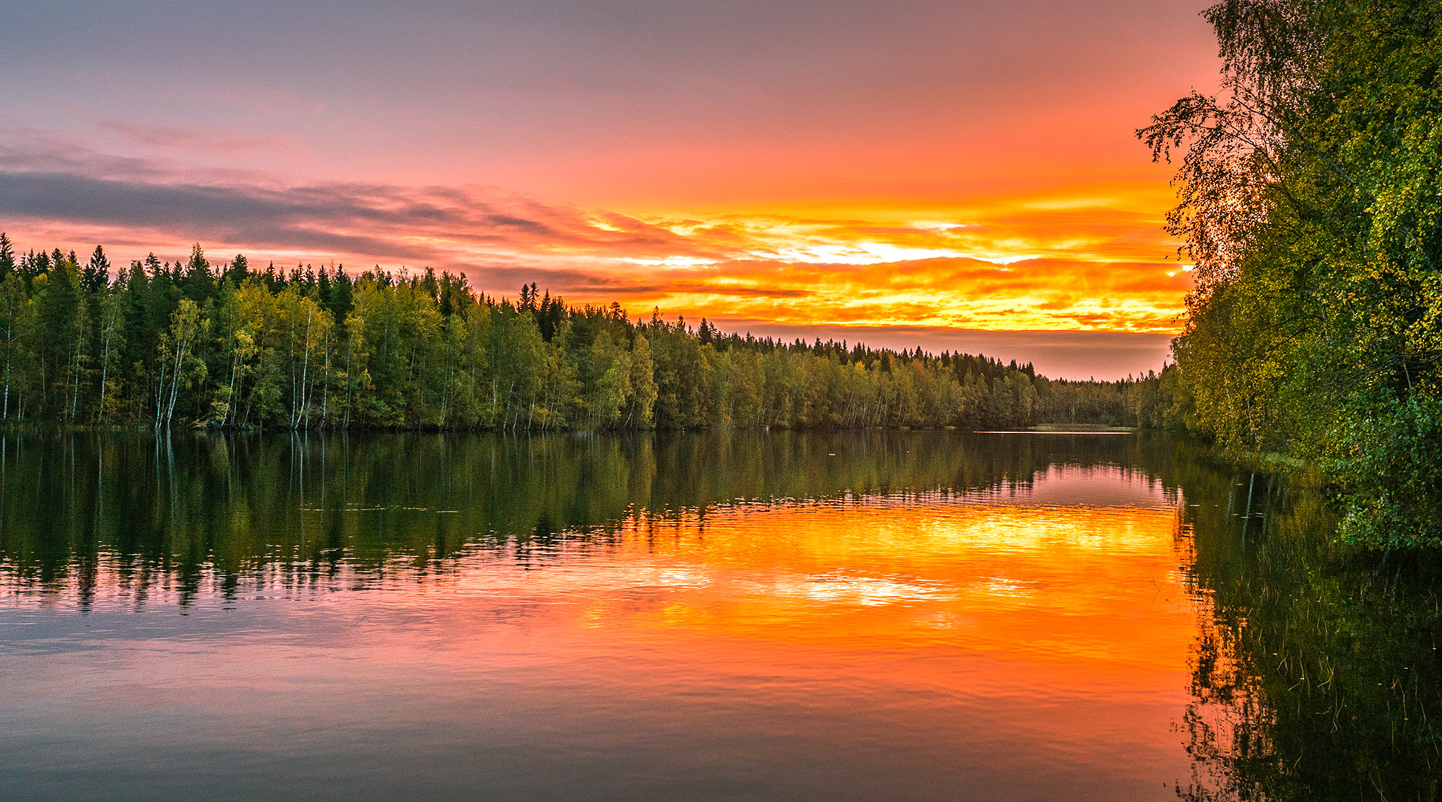 Отражение заката в Лесном озере