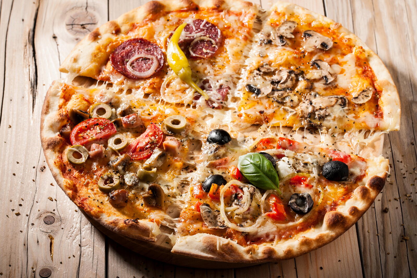 免费照片原汁原味的披萨，有各种不同的九宫格