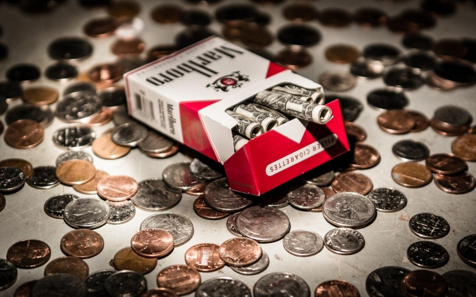 桌面上的壁纸香烟 钱 美元