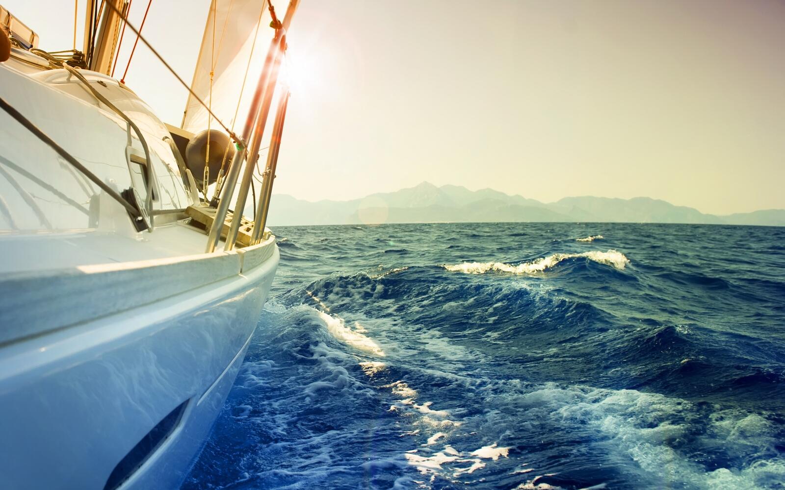 Бесплатное фото Яхта раскачивающаяся на морских волнах
