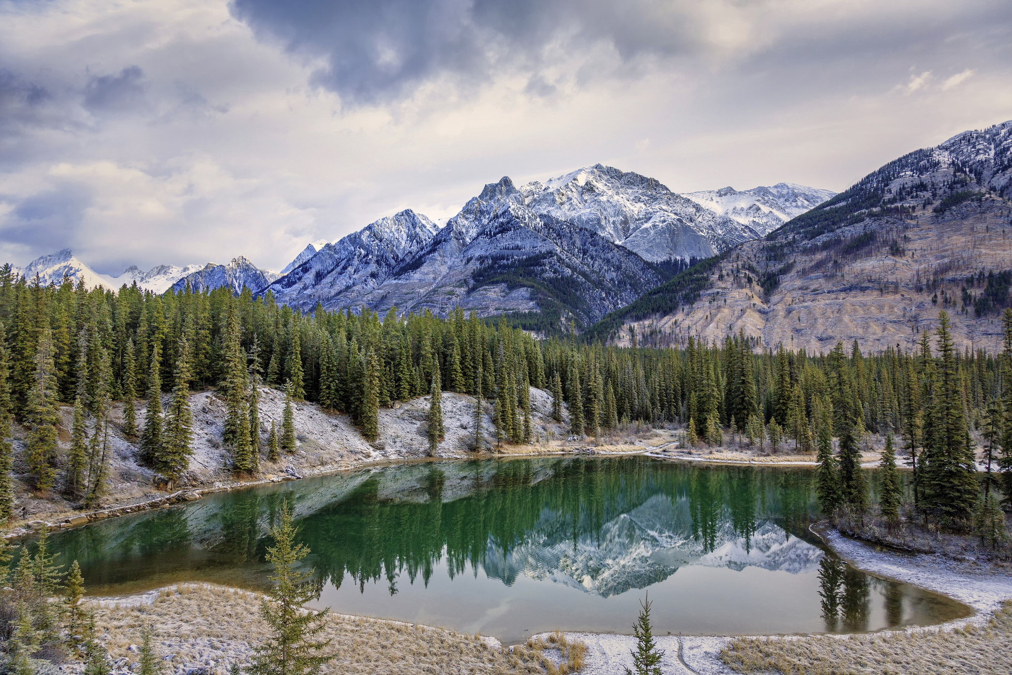Обои Bow River Valley Banff National Park горы бесплатные картинки на