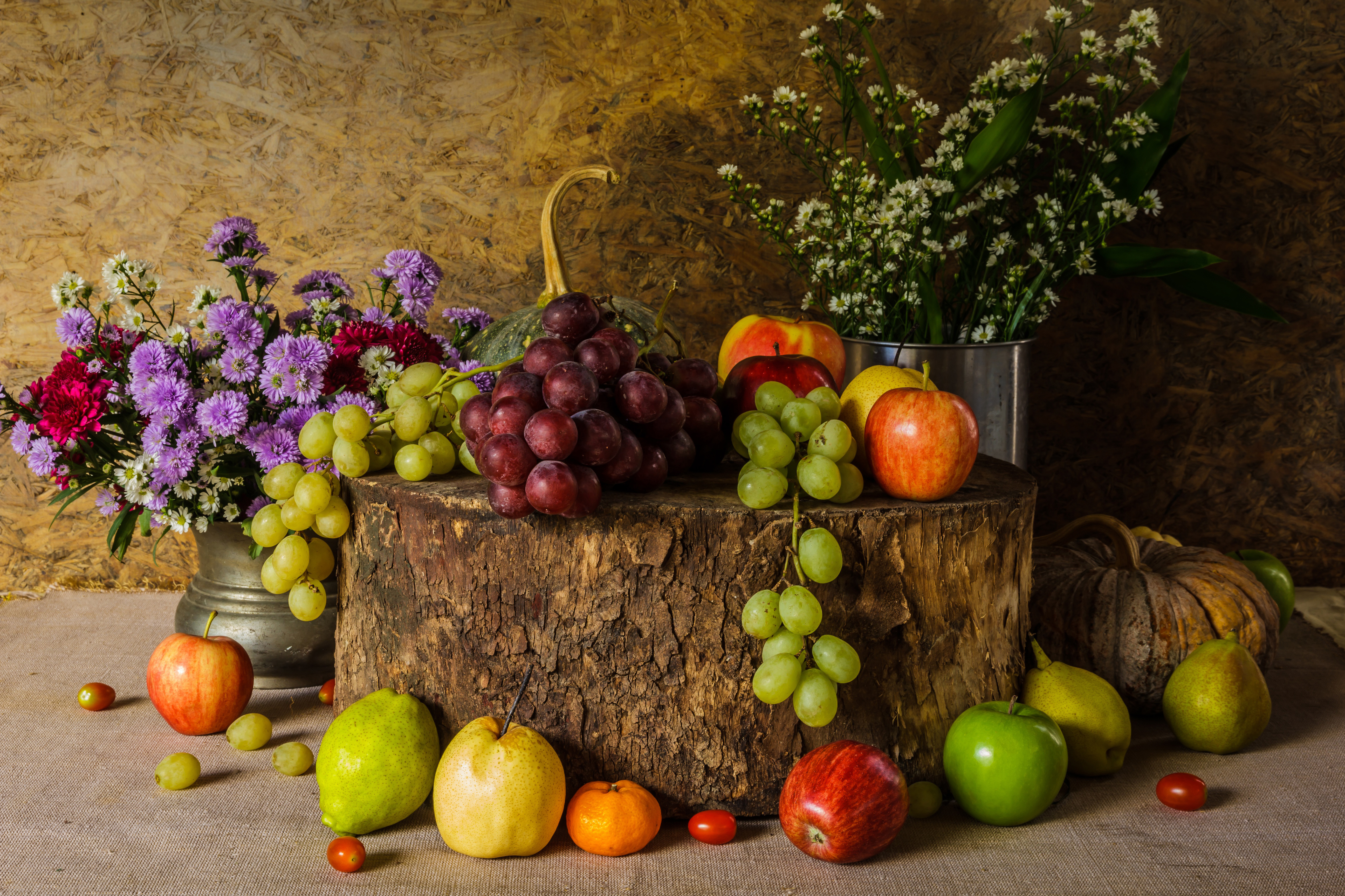 Овощи фрукты и цветы на шершавой стене