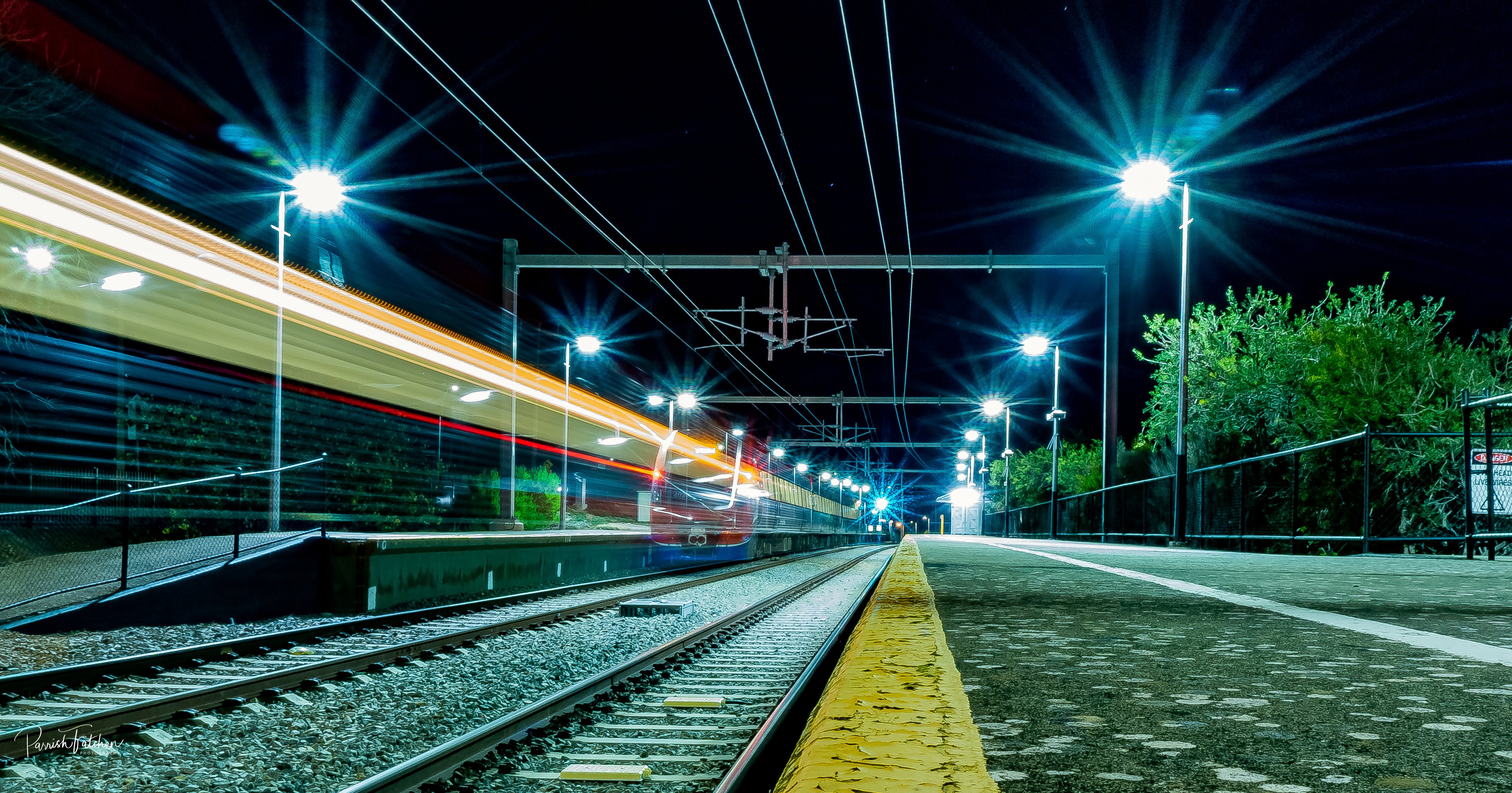 Включи красивую станцию. Станция Новолипецк железная дорога. Ригельное освещение ЖД станций. Вокзал ночью. Ночной перрон вокзала.