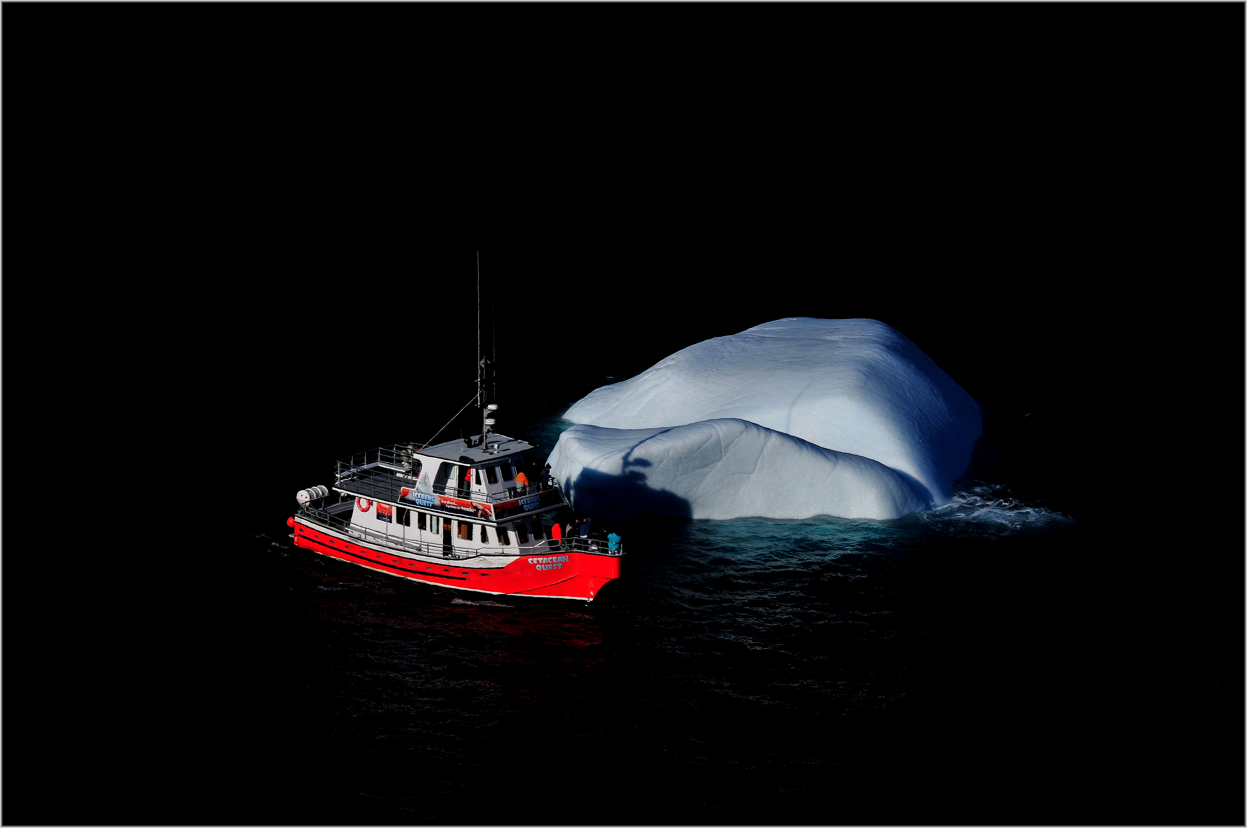 Обои экскурсионный катер маленький айсберг Newfoundland and Labrador на рабочий стол