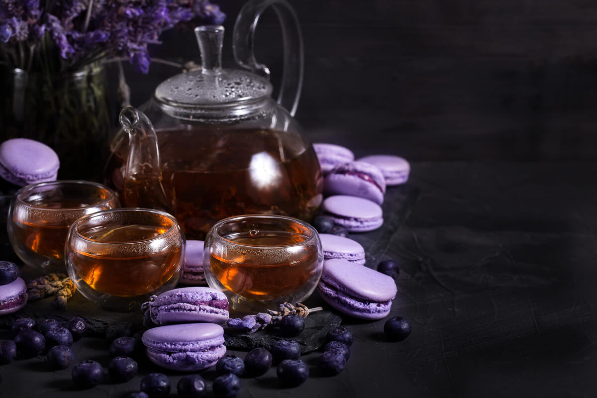 茶和蓝莓马卡龙