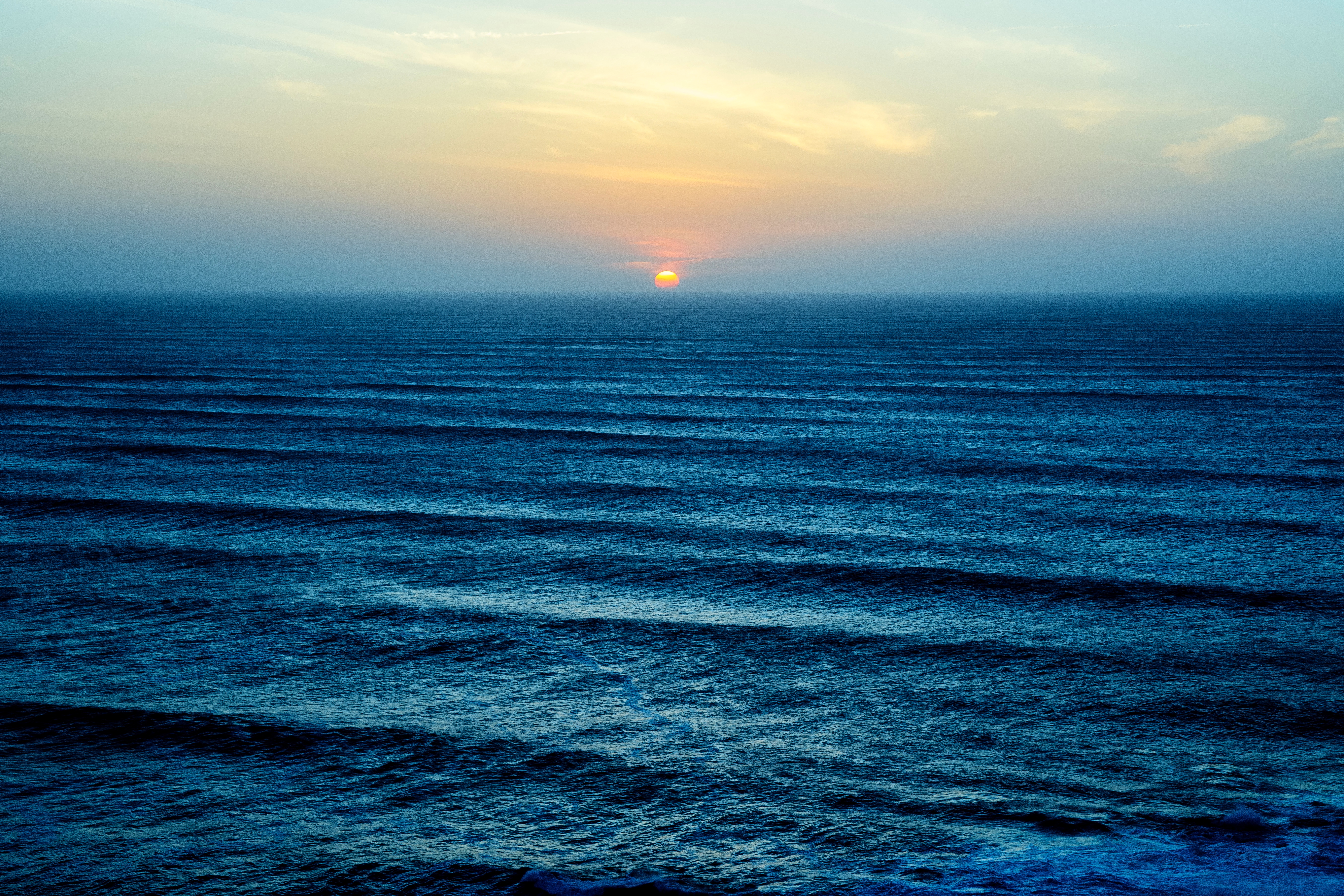 免费照片平静的海面上的夕阳
