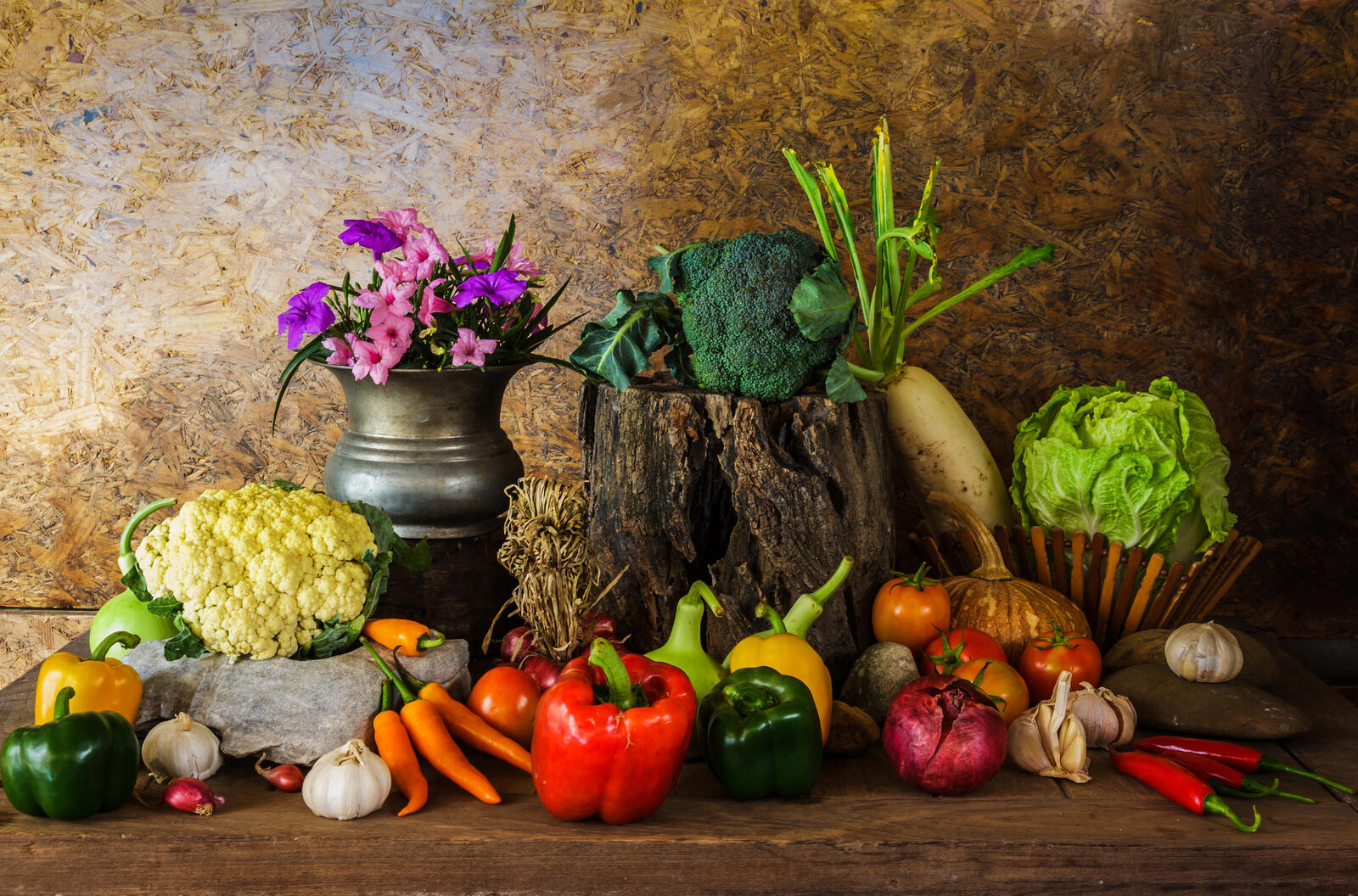 Бесплатное фото Урожай овощей и букет