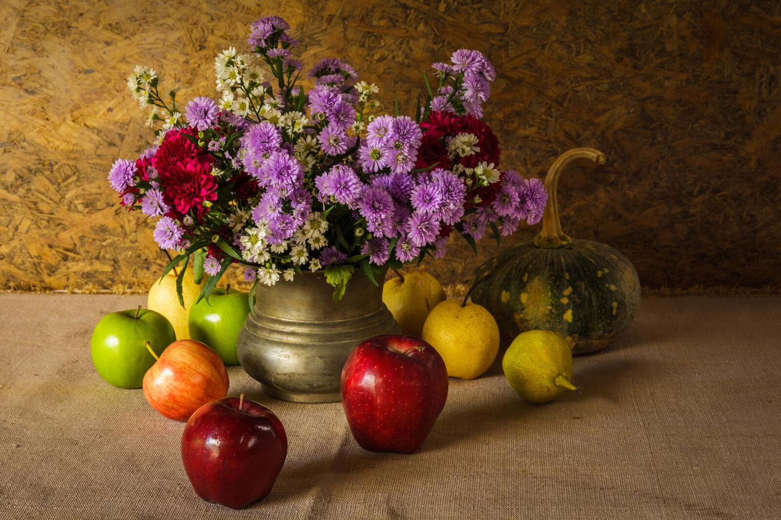 Free photo Bouquet and red apples