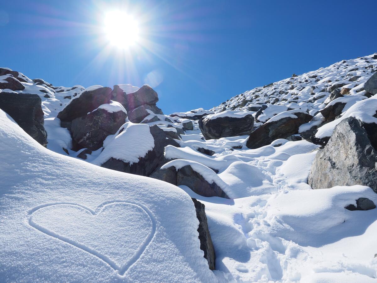 The figure of a heart in the snow