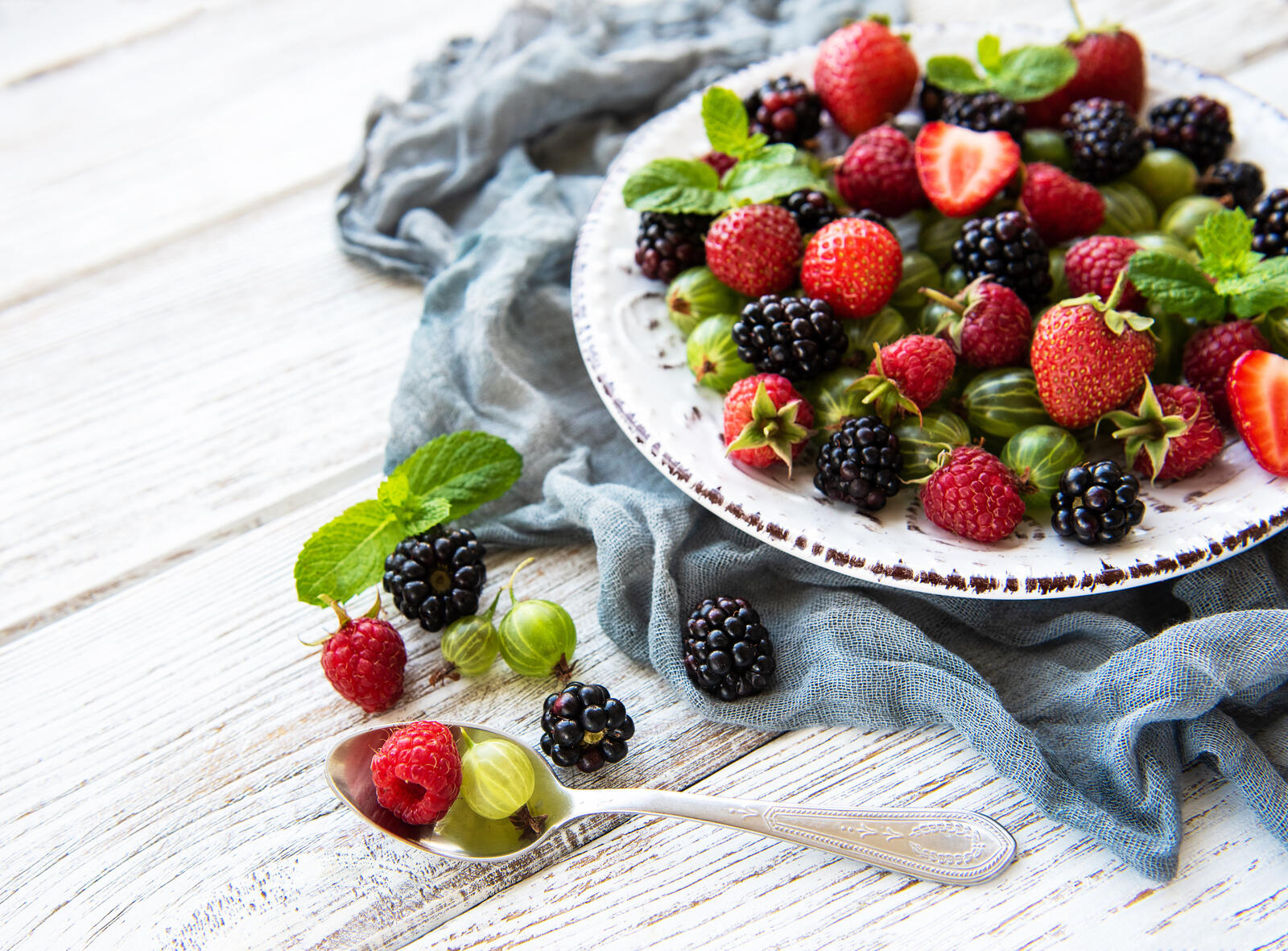 Бесплатное фото Летние ягоды в тарелке