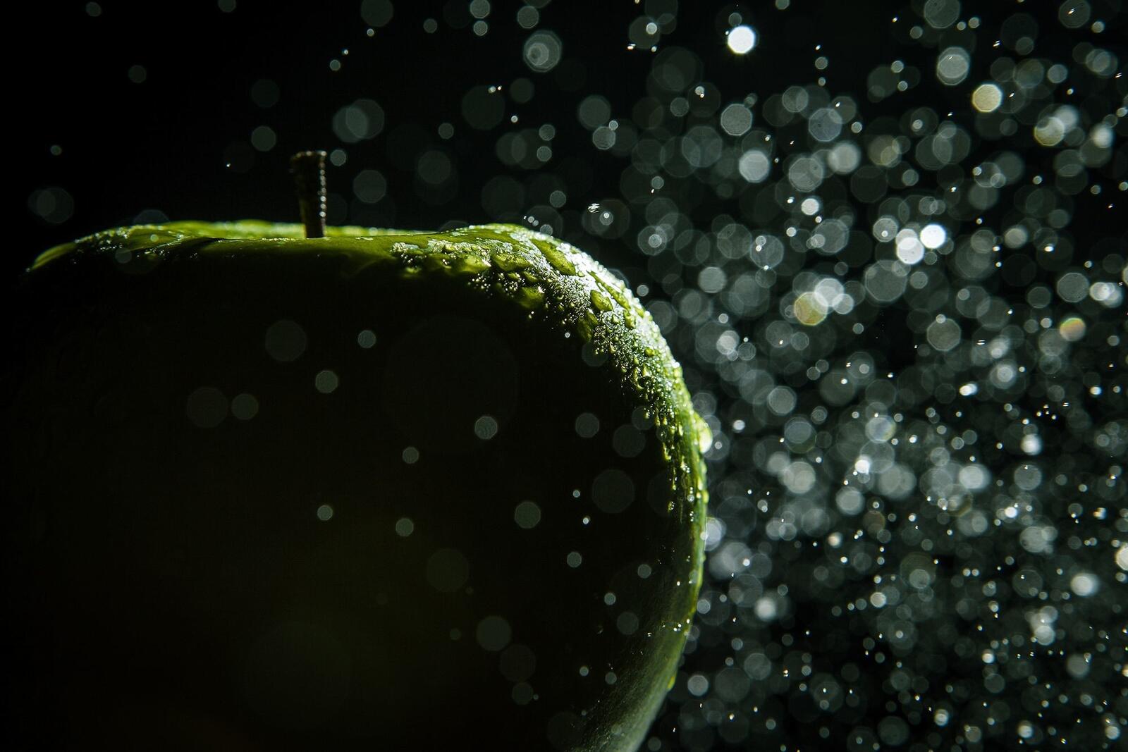 Обои зеленое яблоко макро вода на рабочий стол