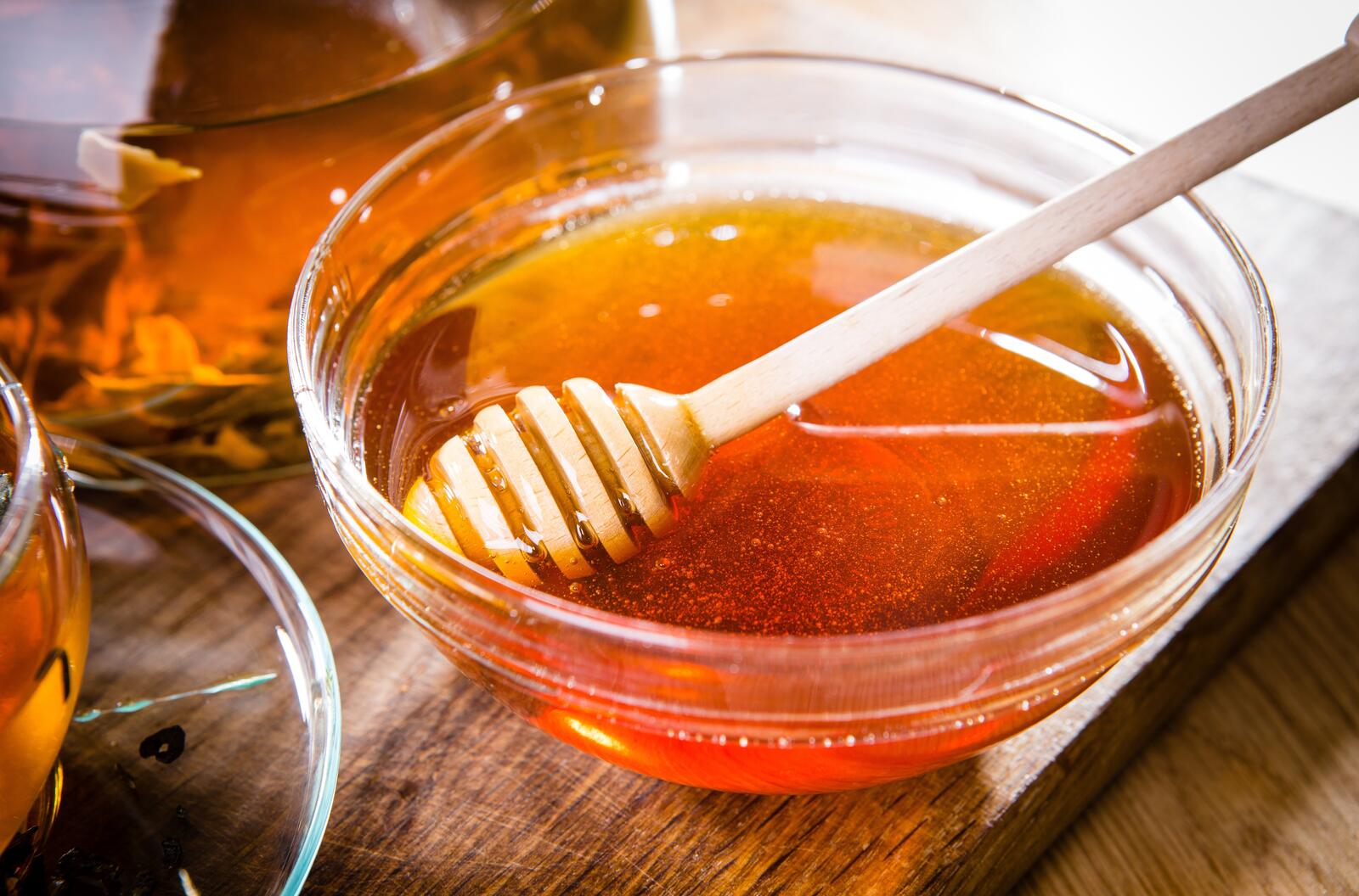 Free photo Honey in a glass bowl