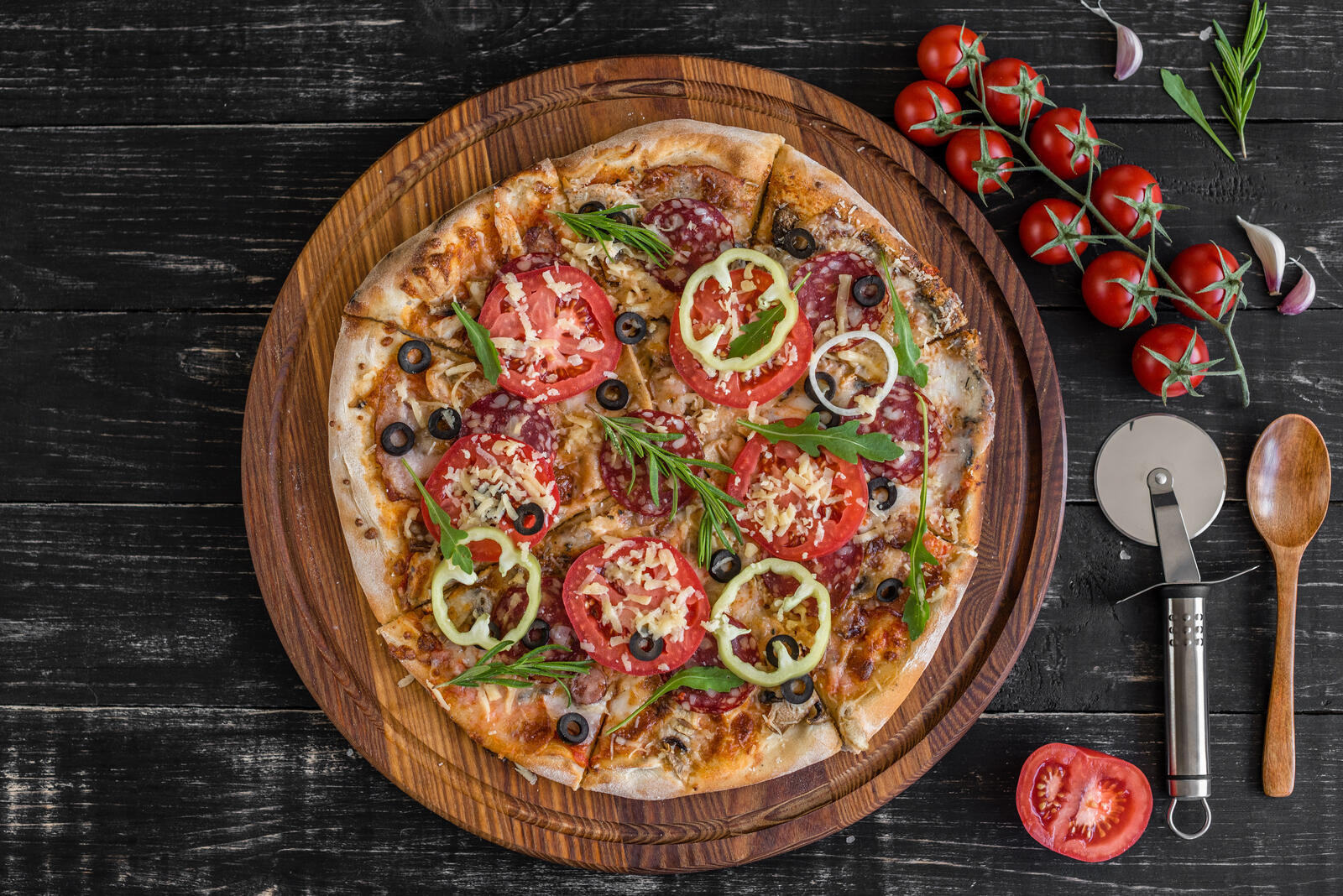 Free photo Pizza with sausage and vegetables