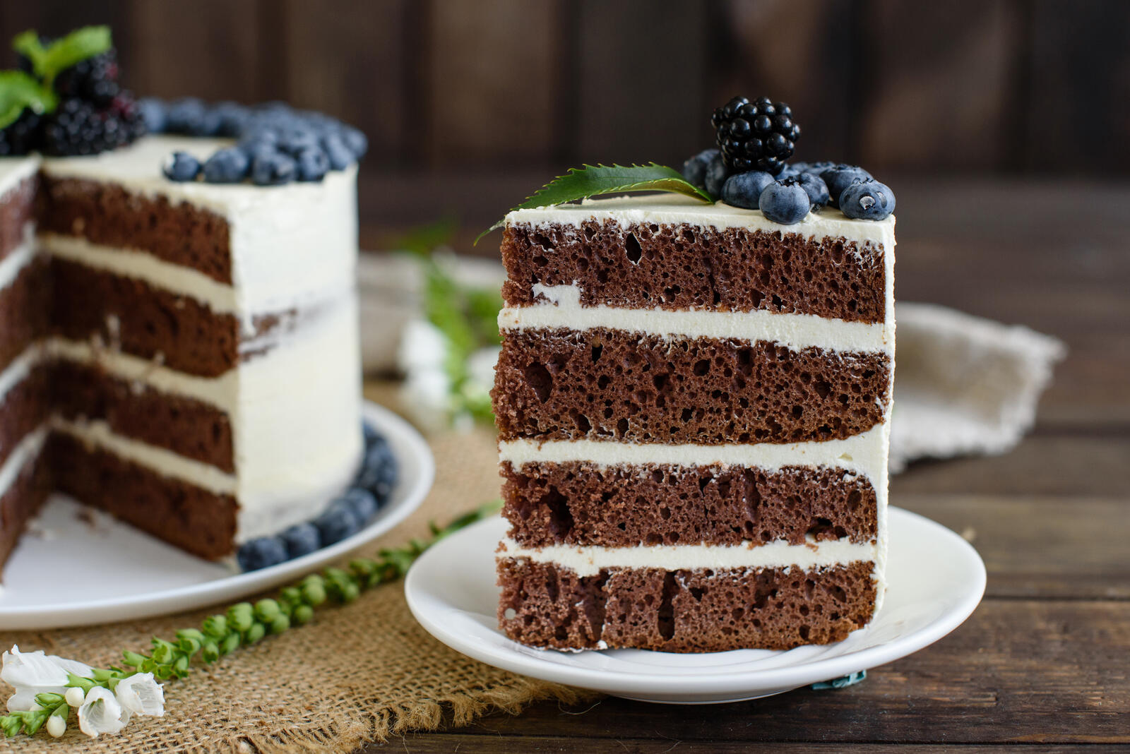 Free photo Multi-layer cake with blueberries and blackberries