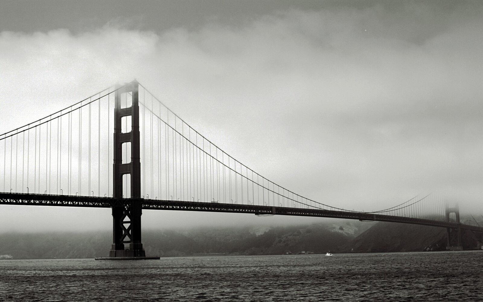 Обои мост туман монохромный на рабочий стол