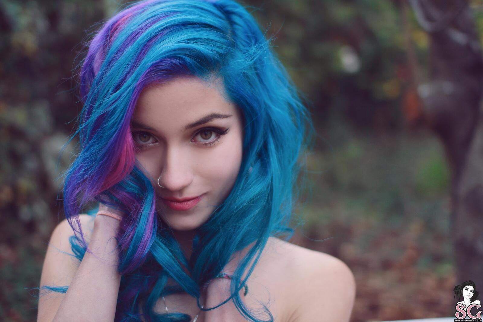 Бесплатное фото Девушка с голубыми волосами
