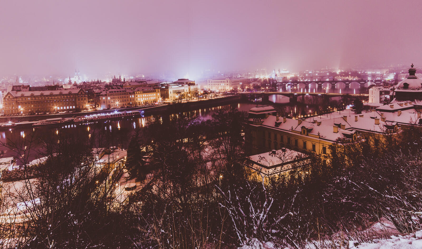 Обои город Зима в Праге освещение на рабочий стол