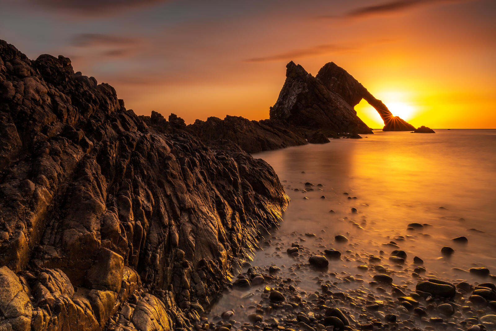 免费照片夕阳下的岩石剪影