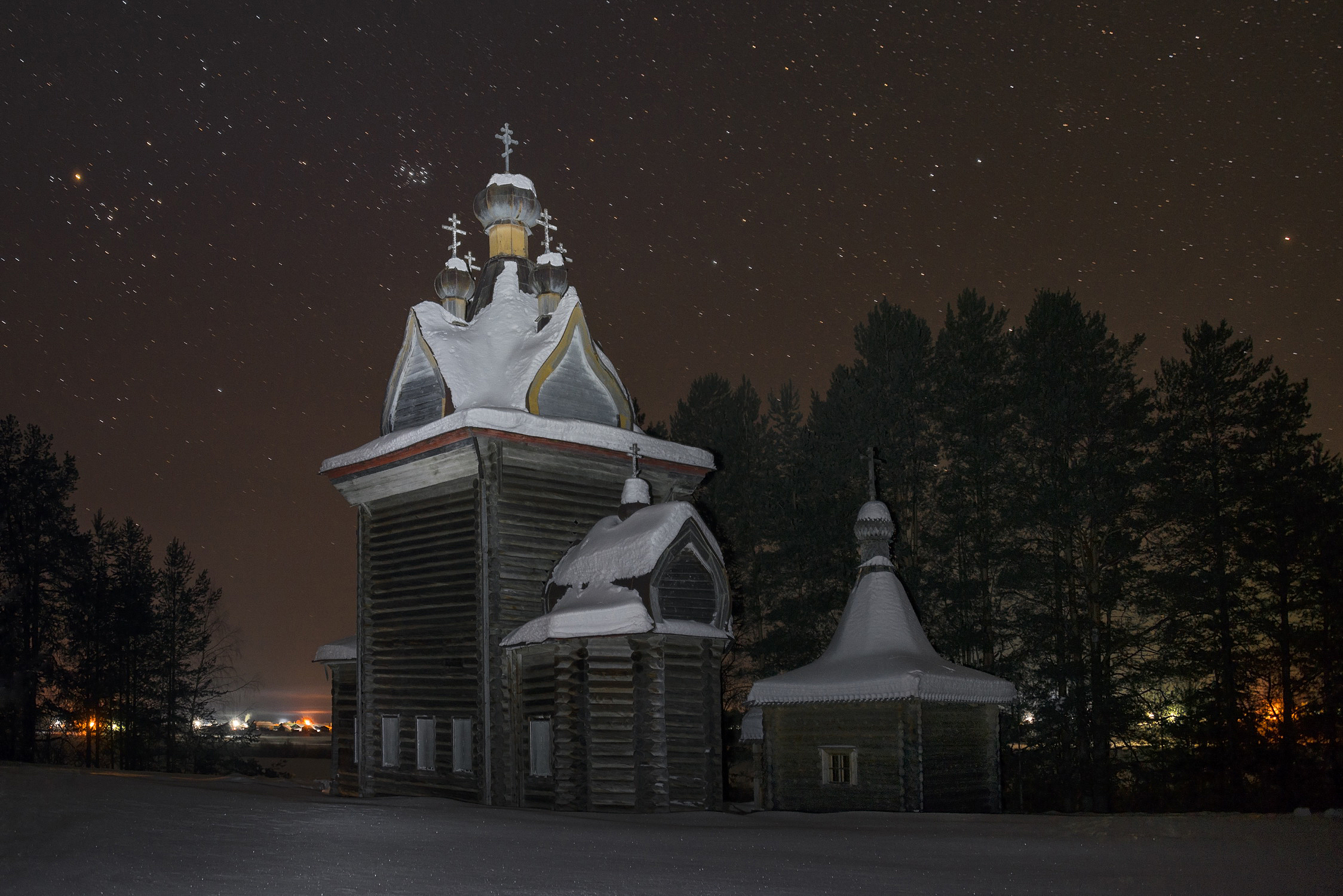 桌面上的壁纸圣阿尔捷米耶夫-维克多尔斯基修道院 阿尔汉格尔斯克州 晚上
