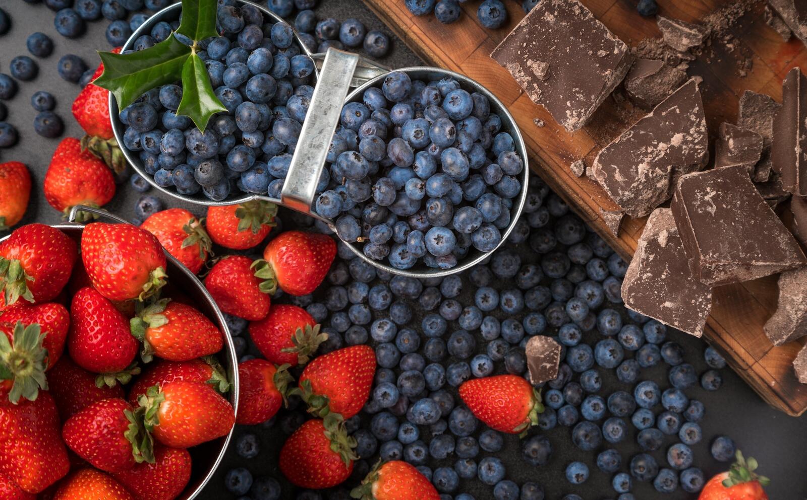 桌面上的壁纸巧克力 浆果 蓝莓