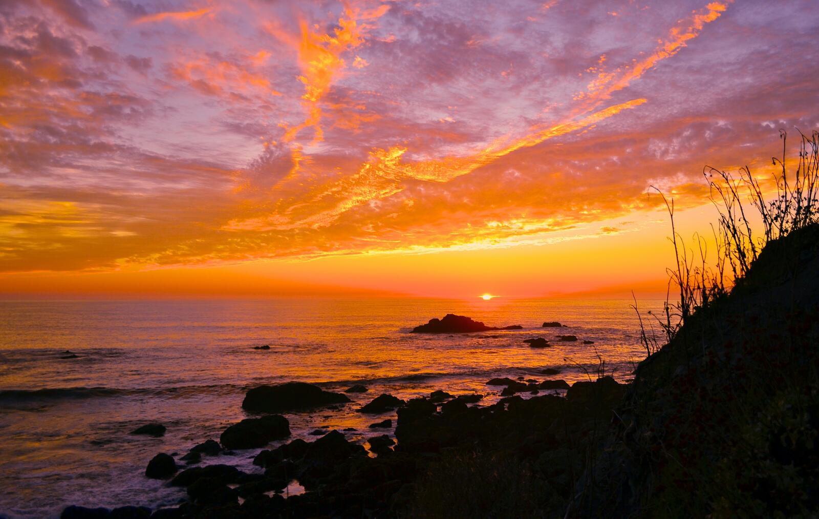Бесплатное фото Закат солнца раскрасил морские облака