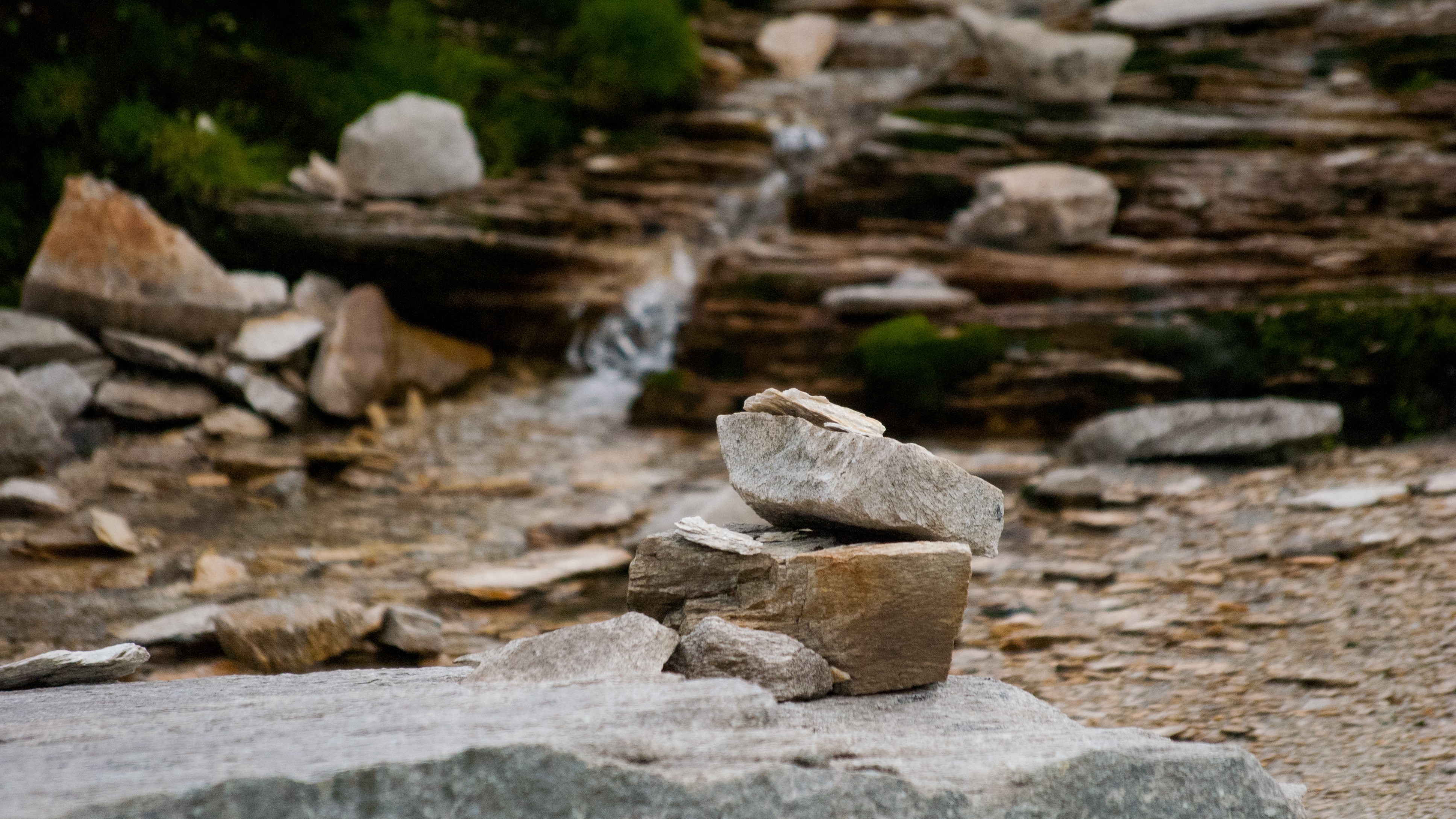 Песни камень и вода. Камни в воде. Каменный источник воды из булыжника. Вода из камня. Камни под водой.