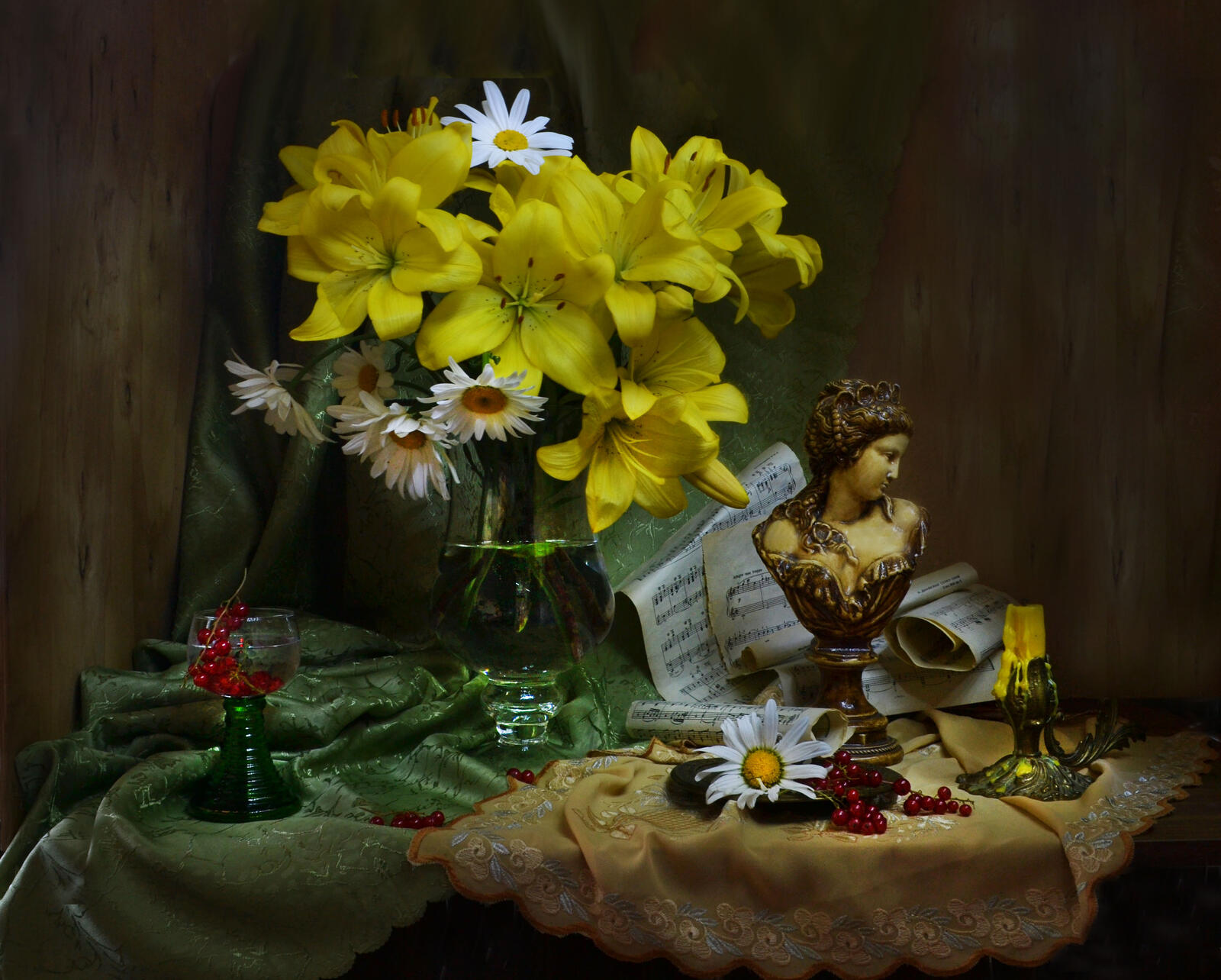 Бесплатное фото Ваза с цветами на столике