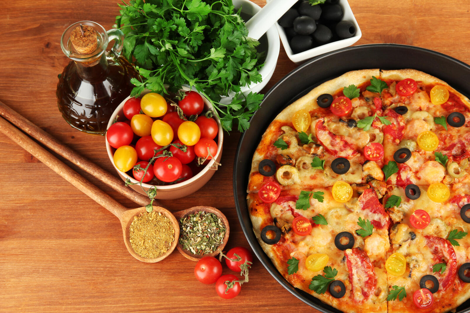 Free photo Pizza, parsley and spices