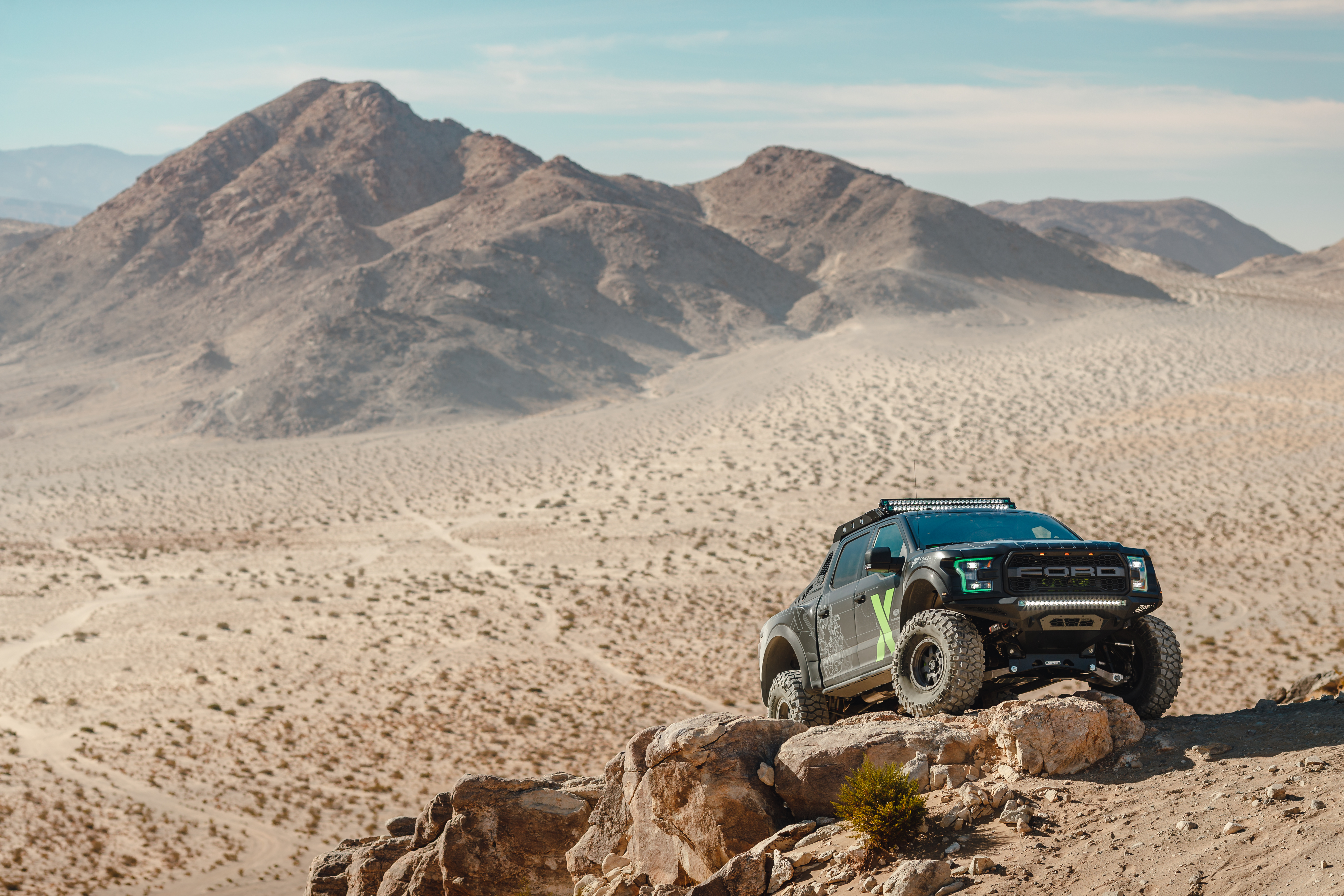 Free photo Ford F150 climbs on the rock