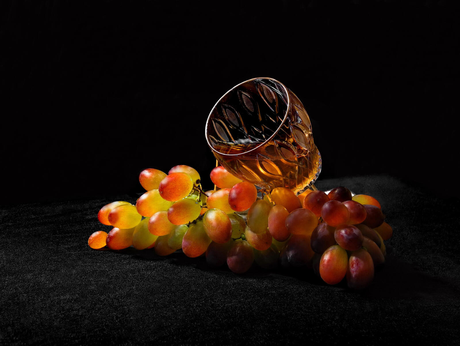 Free photo Glass and bunch of grapes