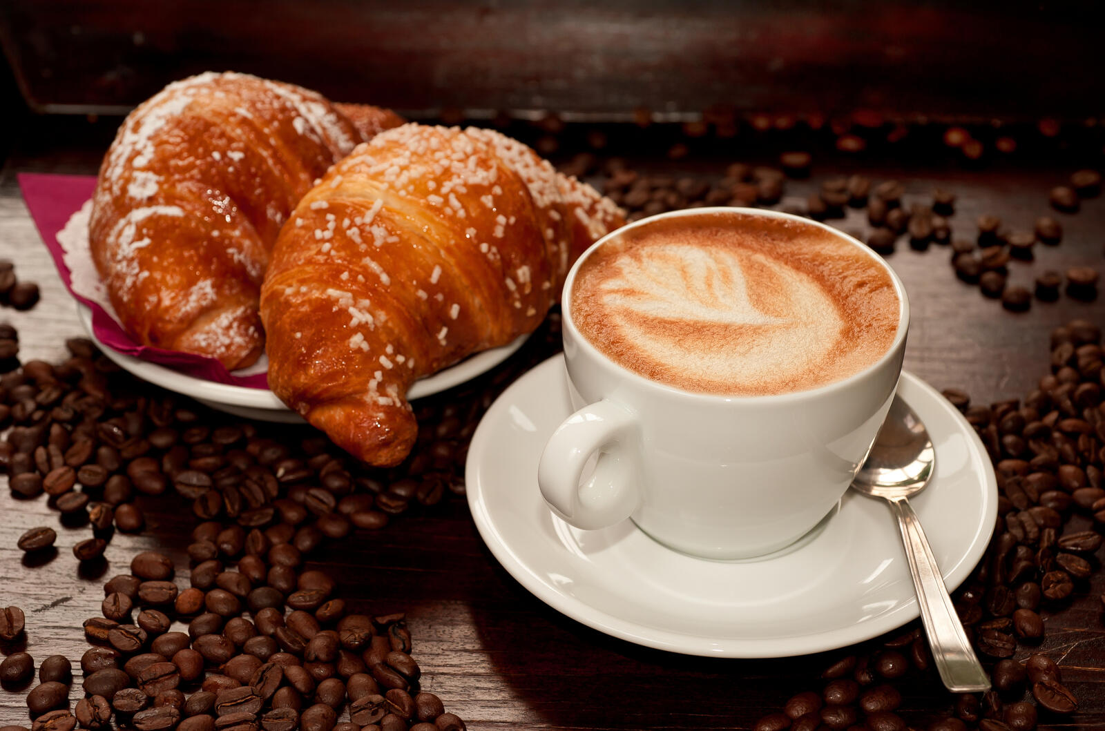 Free photo Cappuccino with croissants