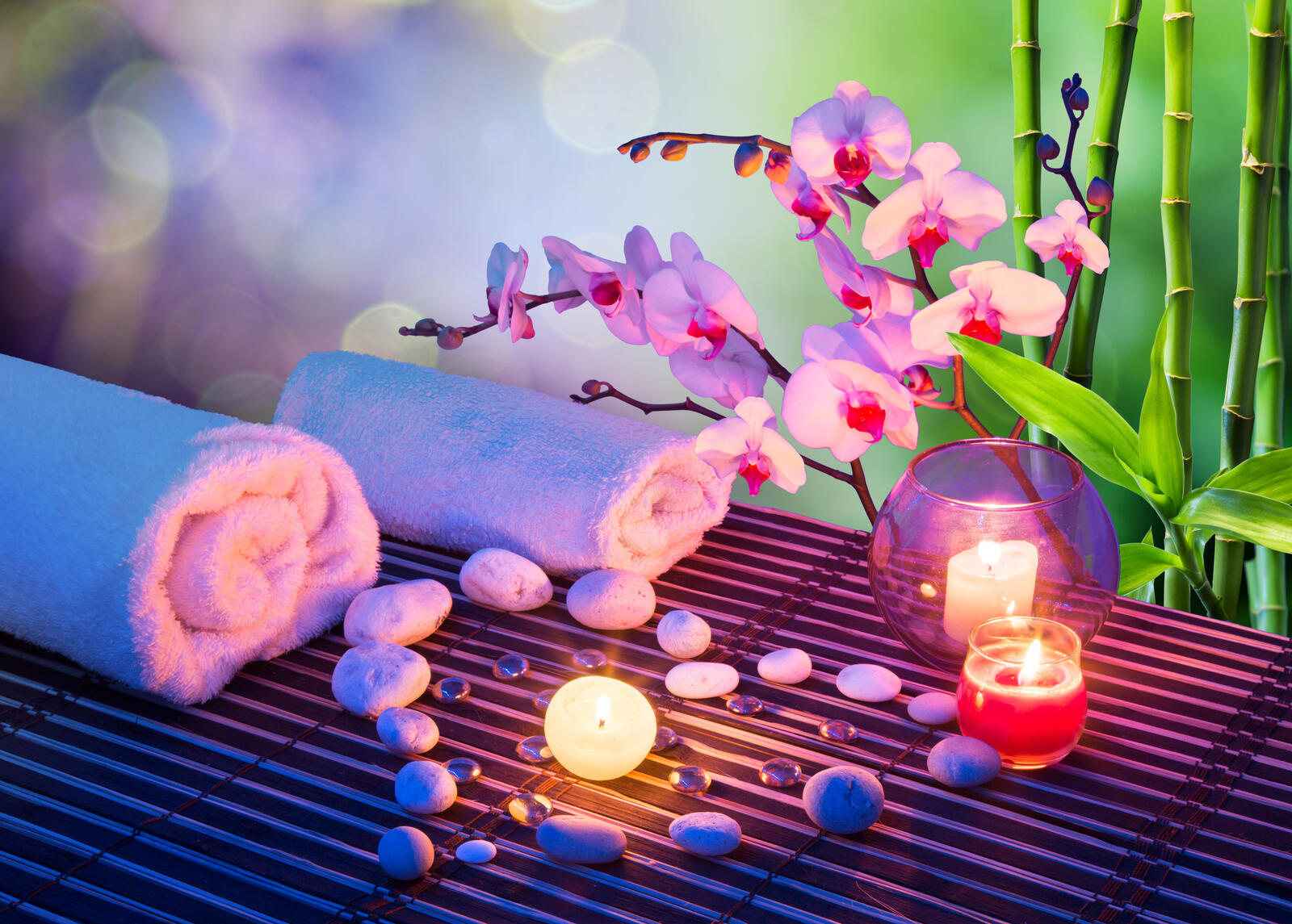 Обои массаж сердца со свечами орхидеями полотенцами и бамбуком на рабочий стол
