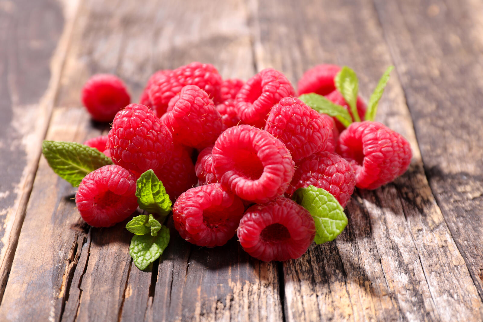Free photo Raspberry on a wooden background