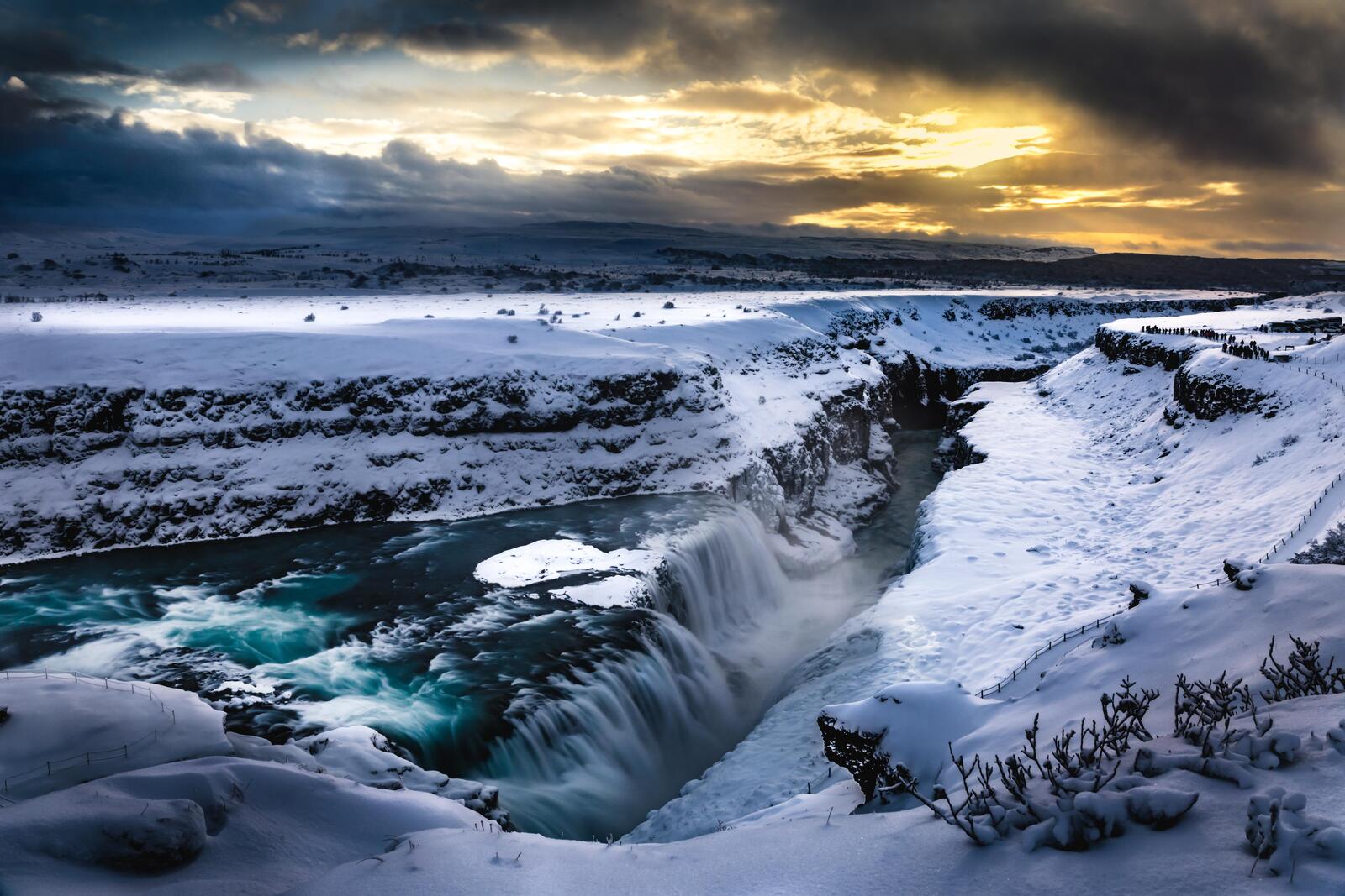 桌面上的壁纸赫尔福斯瀑布 冰岛 冬季