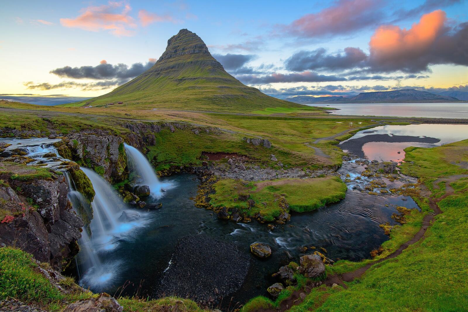 Обои Kirkjufellsfoss Гора Киркьюфетль Исландия на рабочий стол