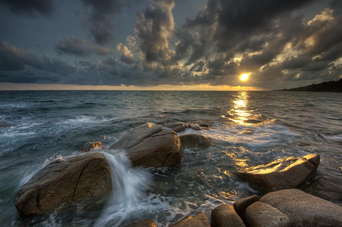 Морские камни, освещенные солнцем