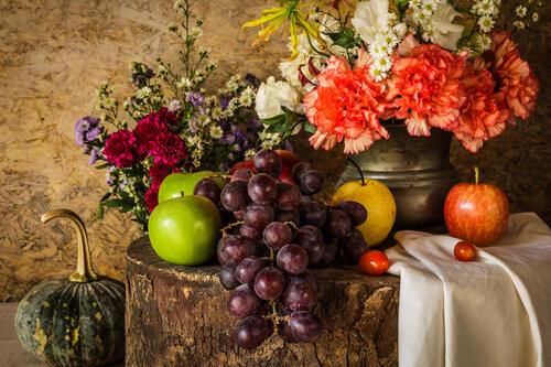 Виноград и цветы