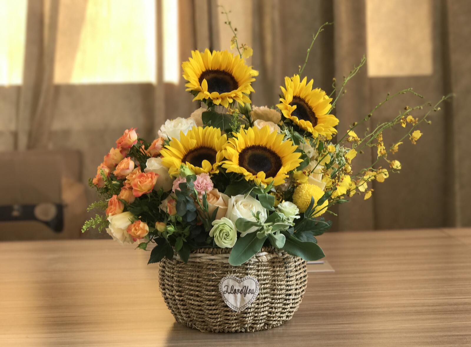 桌面上的壁纸瓶 向日葵 花束