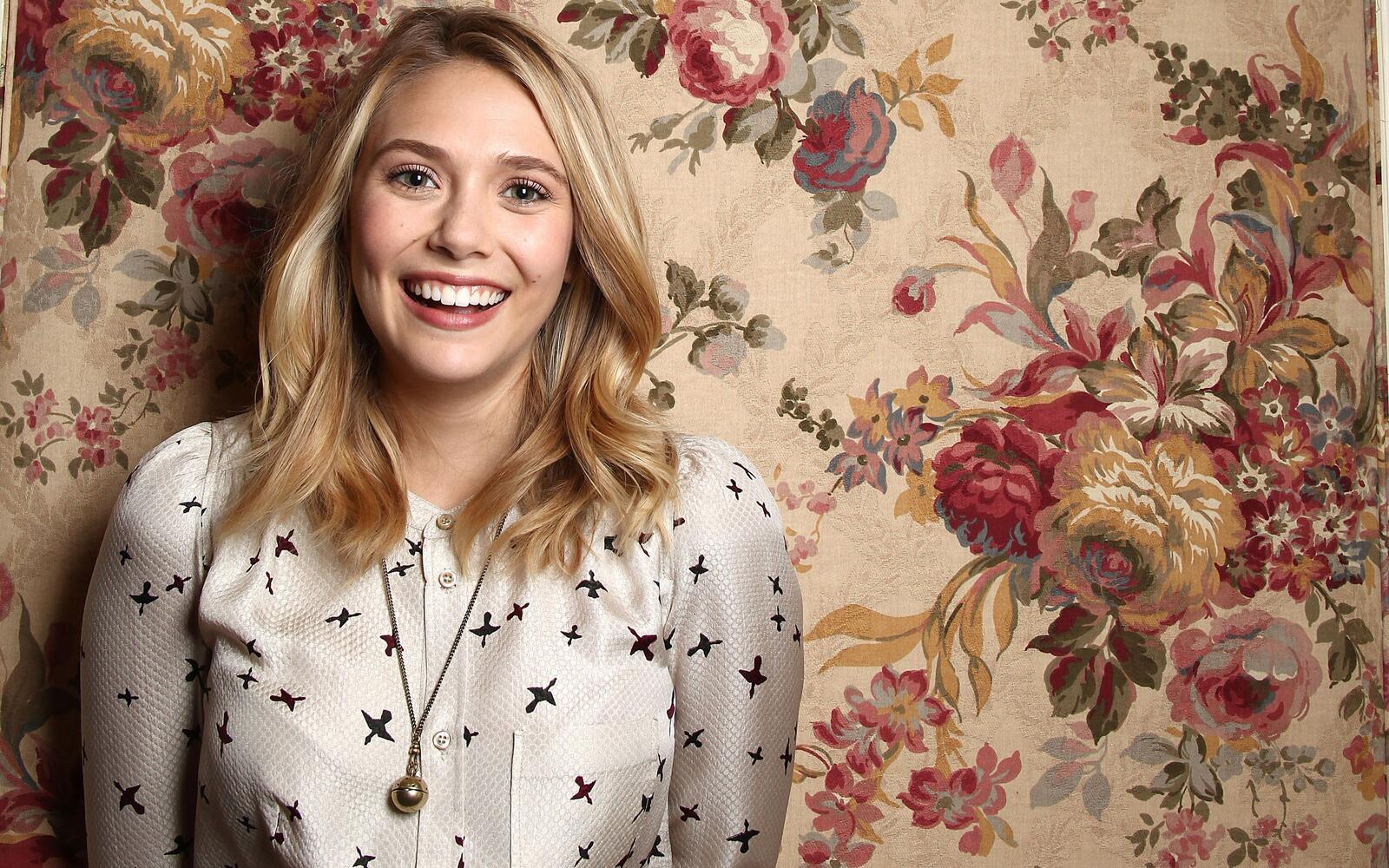 Wallpapers Elizabeth Olsen blonde smile on the desktop