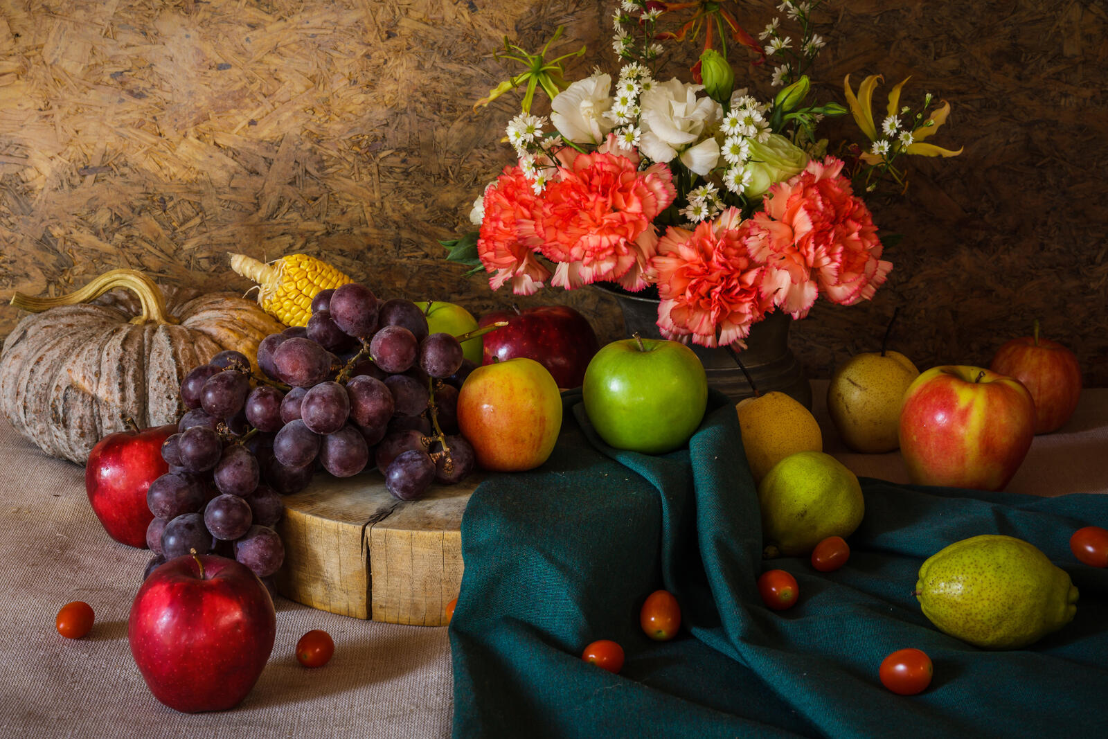Бесплатное фото Натюрморт с фруктами и цветами
